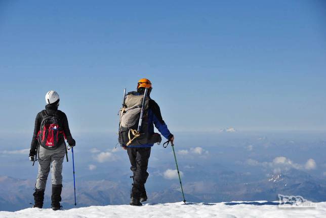 Admirando a paisagem do alto do vulcão Lanín, a mais de 3.700 metros de altitude, na região de Junín de Los Andes, no sul da Argentina
